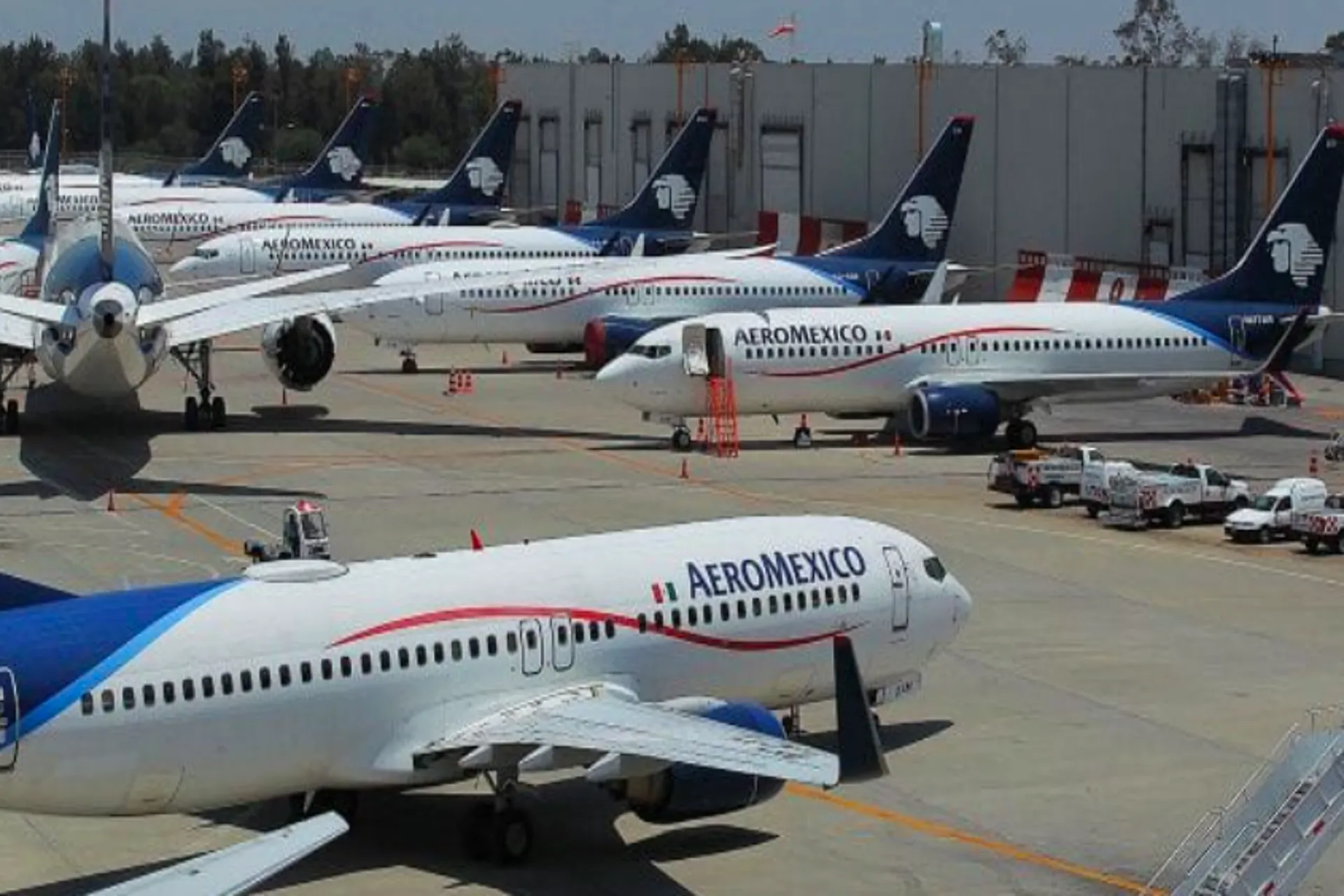 Aeroméxico buscaría despido de mil sobrecargos