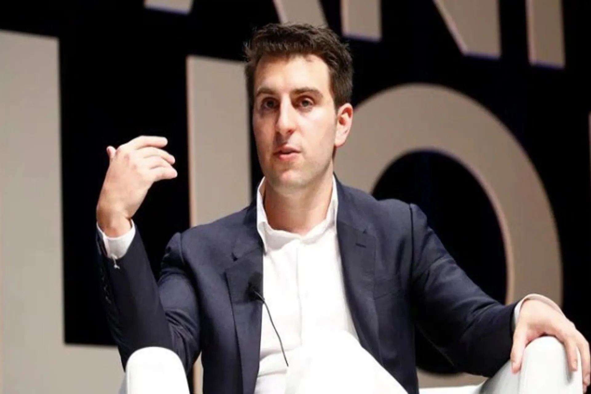 Brian Chesky, CEO de Airbnb, vivirá permanente en Airbnb Properties Brian Chesky, CEO de Airbnb, vivirá permanente en Airbnb Properties