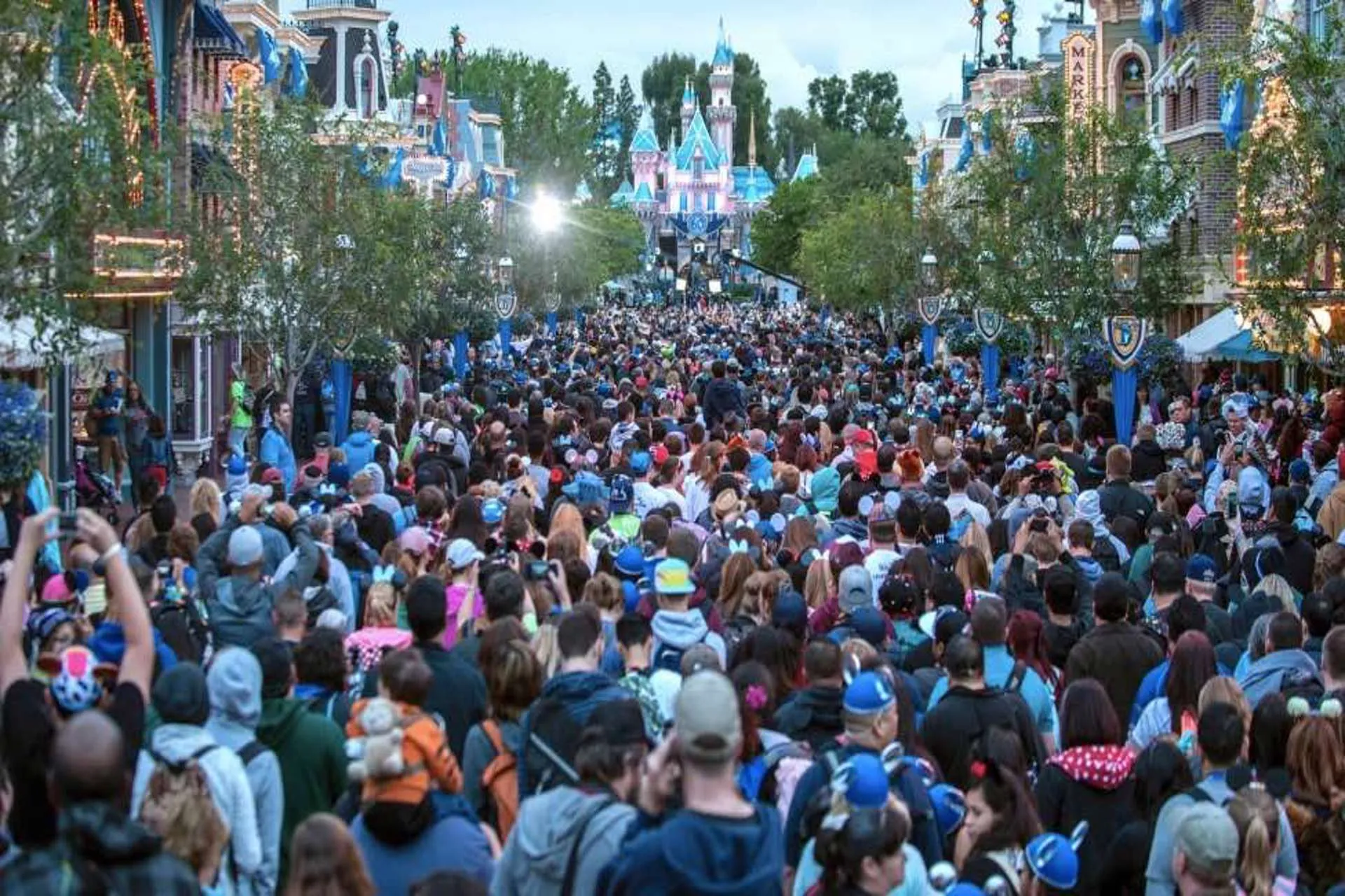 Disney no "estallará en las costuras" dice su directora financiera