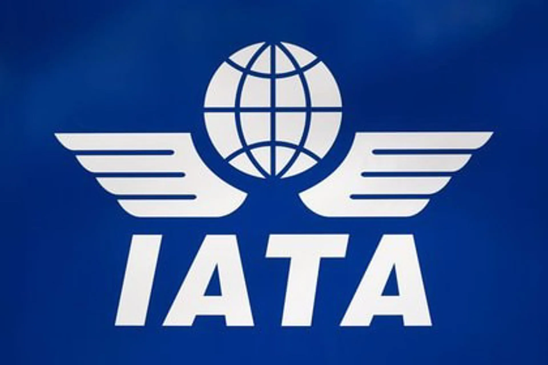 IATA también saca la tijera y recorta 400 puestos de trabajo