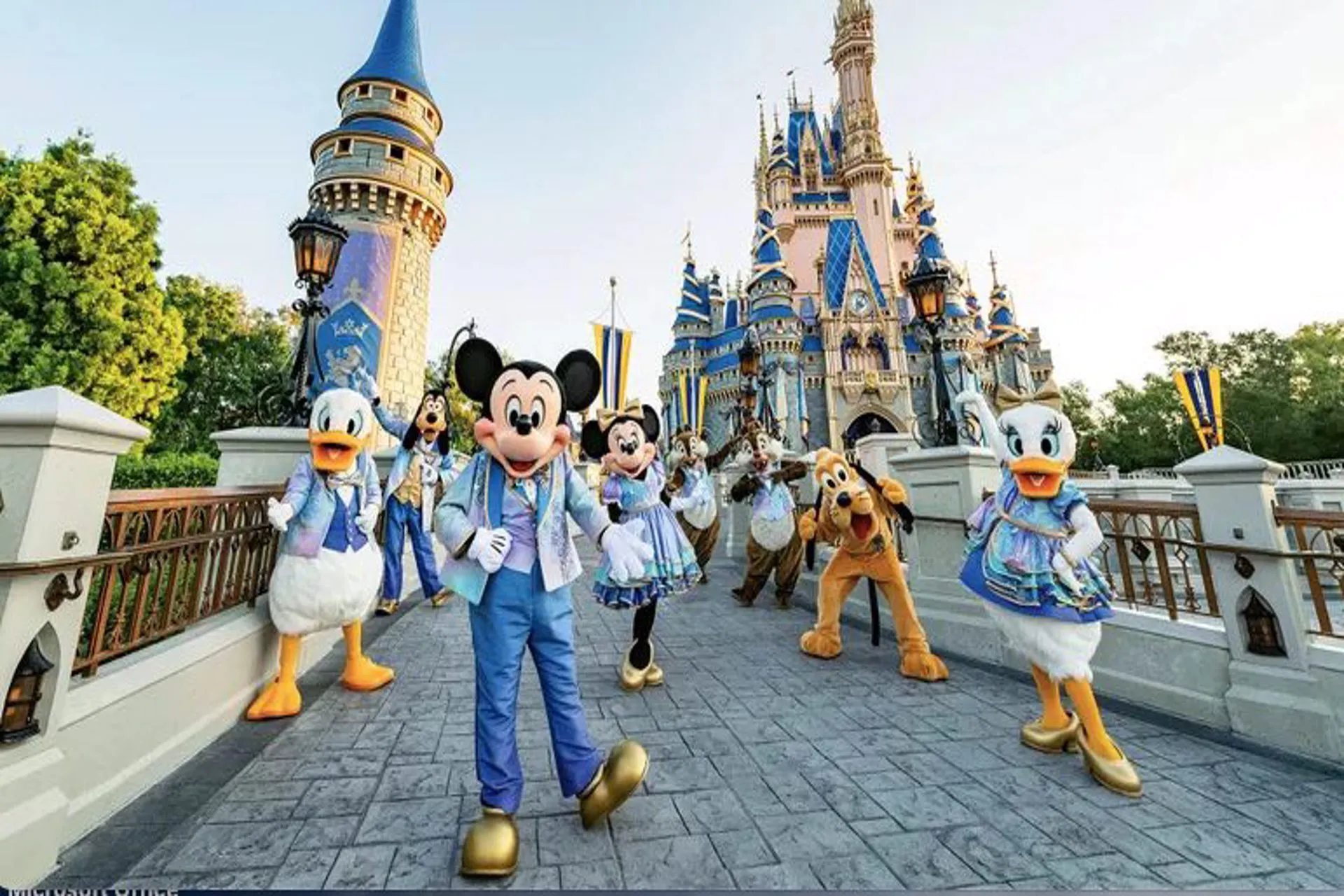 Luego de 2 años, visitantes podrán volver a abrazar a Mickey Mouse