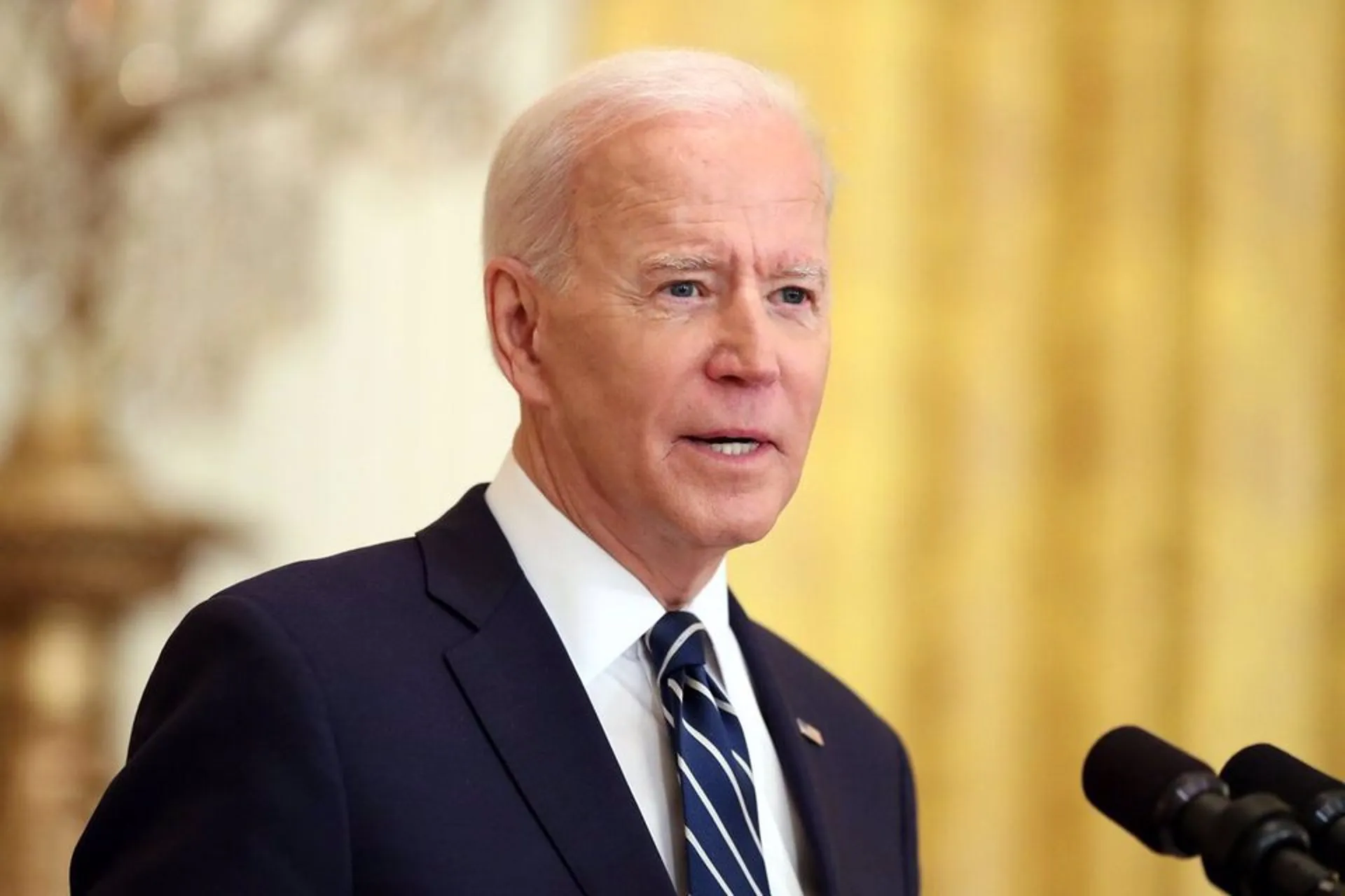 Biden restablece los vuelos a Cuba y elimina los límites a las remesas