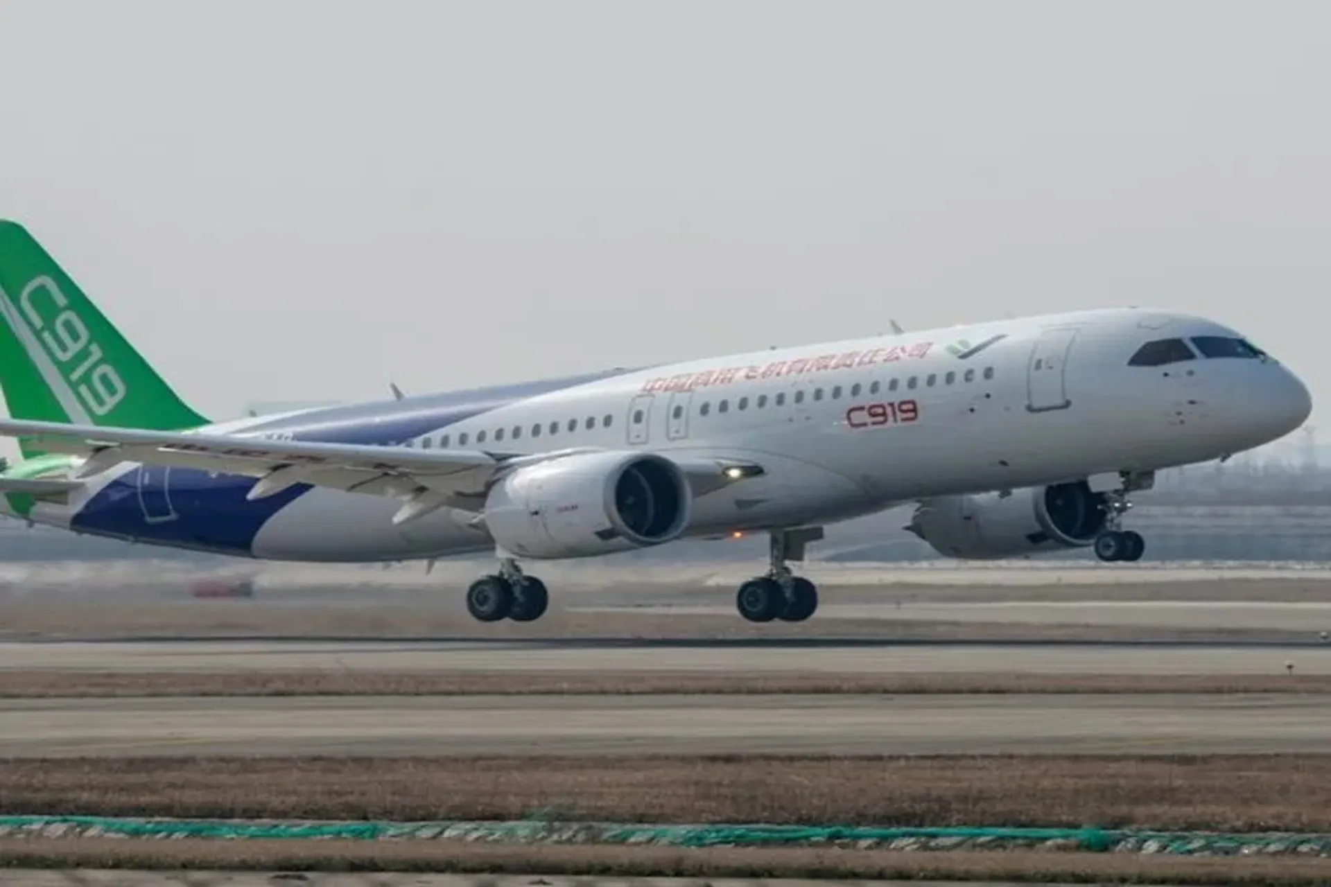 El avión chino modelo C919 entrará para competir con Airbus y Boeing