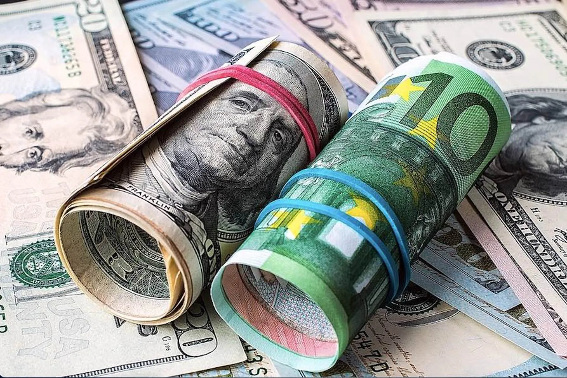 Cómo impacta la igualdad entre el dólar y el euro?