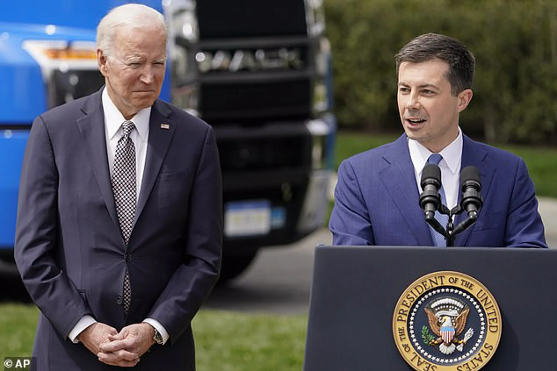 Biden pide nuevas reglas para evitar costos ocultos de aerolineas