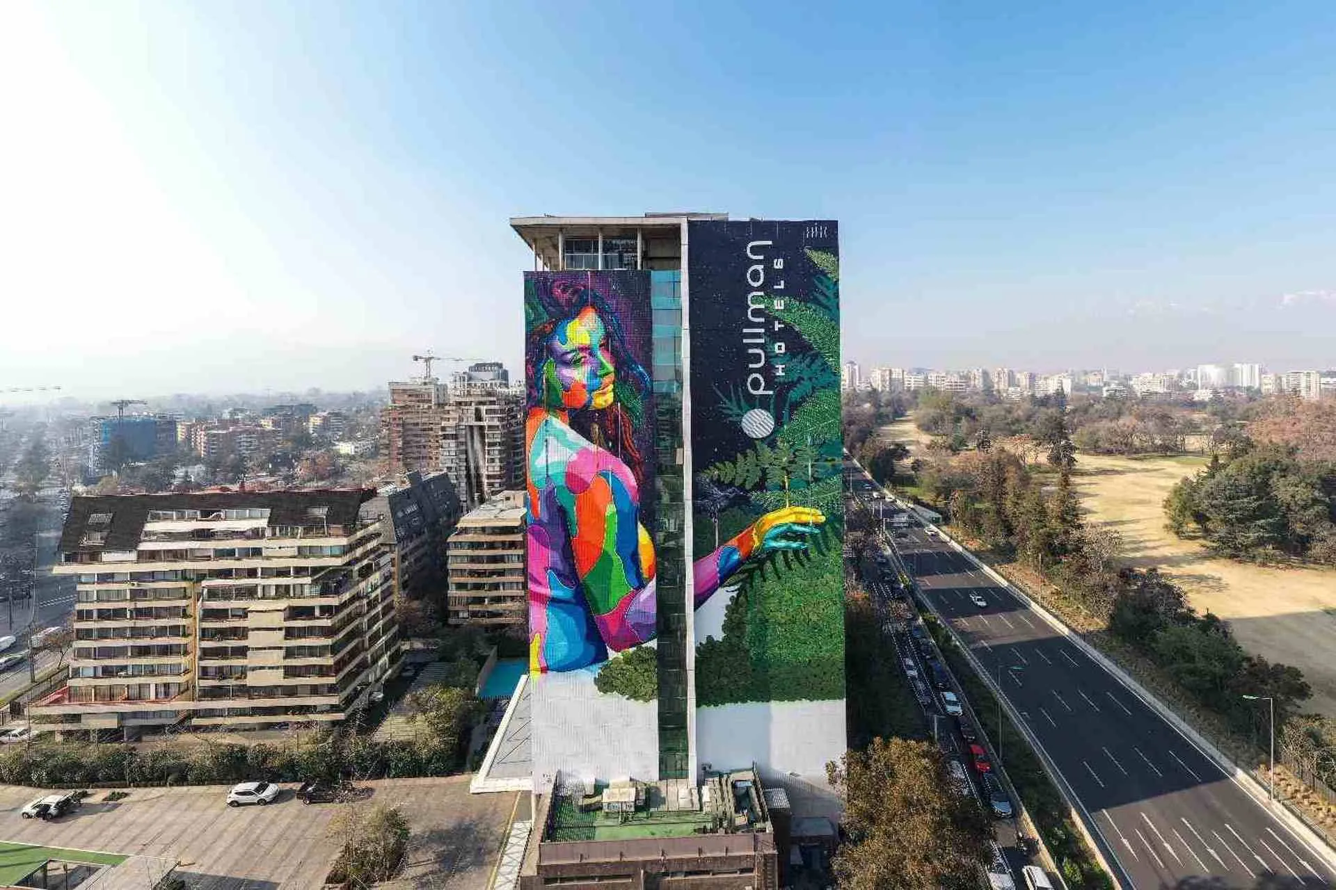 Dasic Fernández, crea un nuevo mural para Pullman Santiago Vitacura
