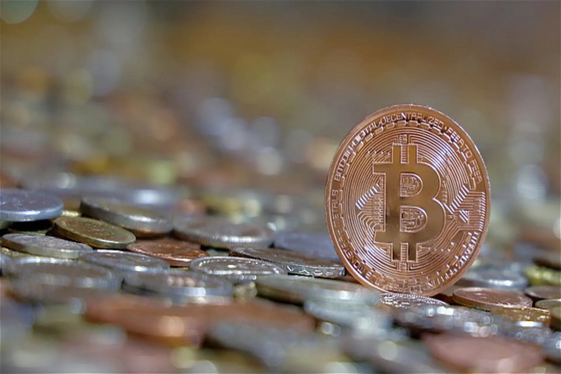 Debate sobre las criptomonedas como forma  de pago en los viajes