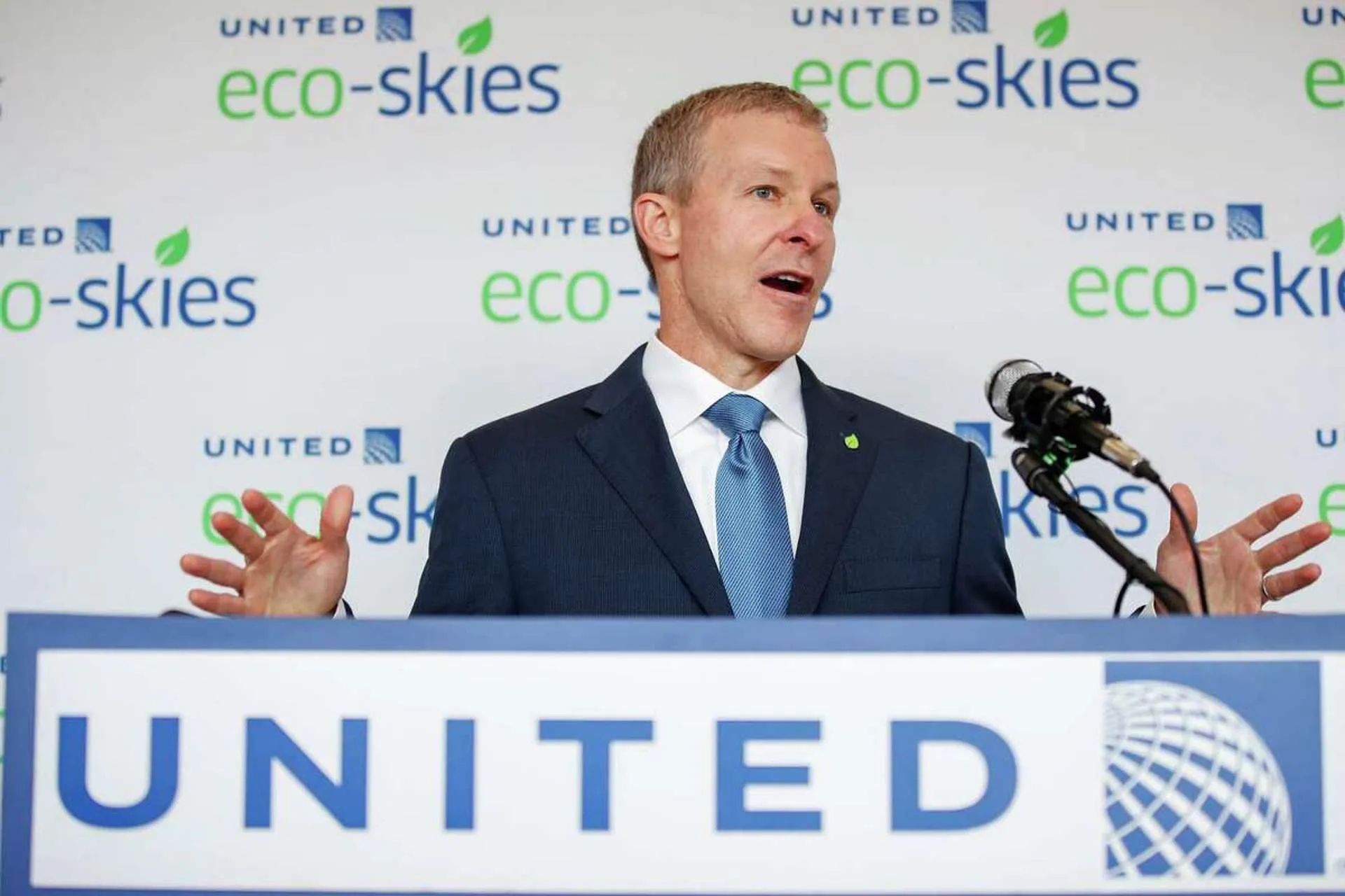 CEO de United afirma ser la "aerolinea de bandera de facto" de EE. UU