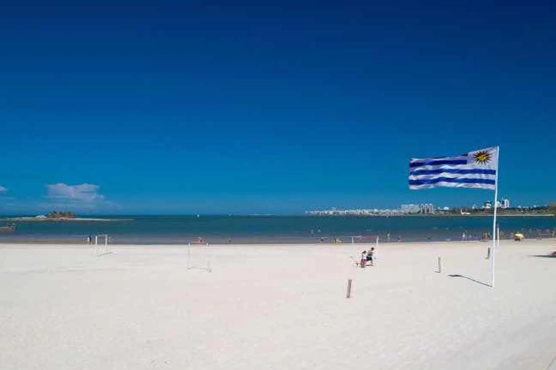 Lacalle Pou: Temporada turística de Uruguay será mejor de lo esperado