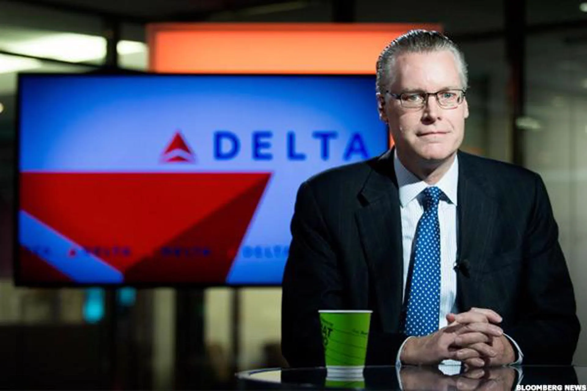 CEO de Delta critica al Congreso por la falla del sistema de la FAA 