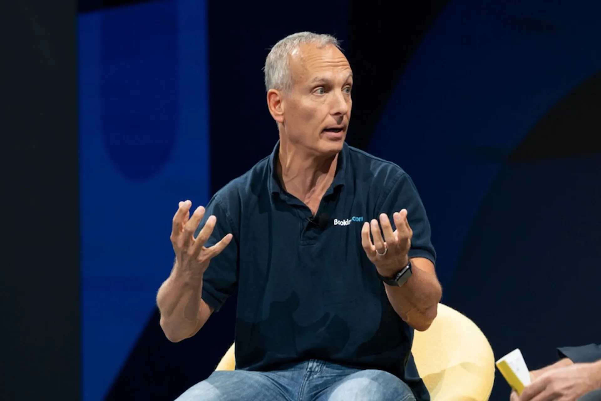 CEO de Booking explica por qué no comprar es mejor que comprar mal