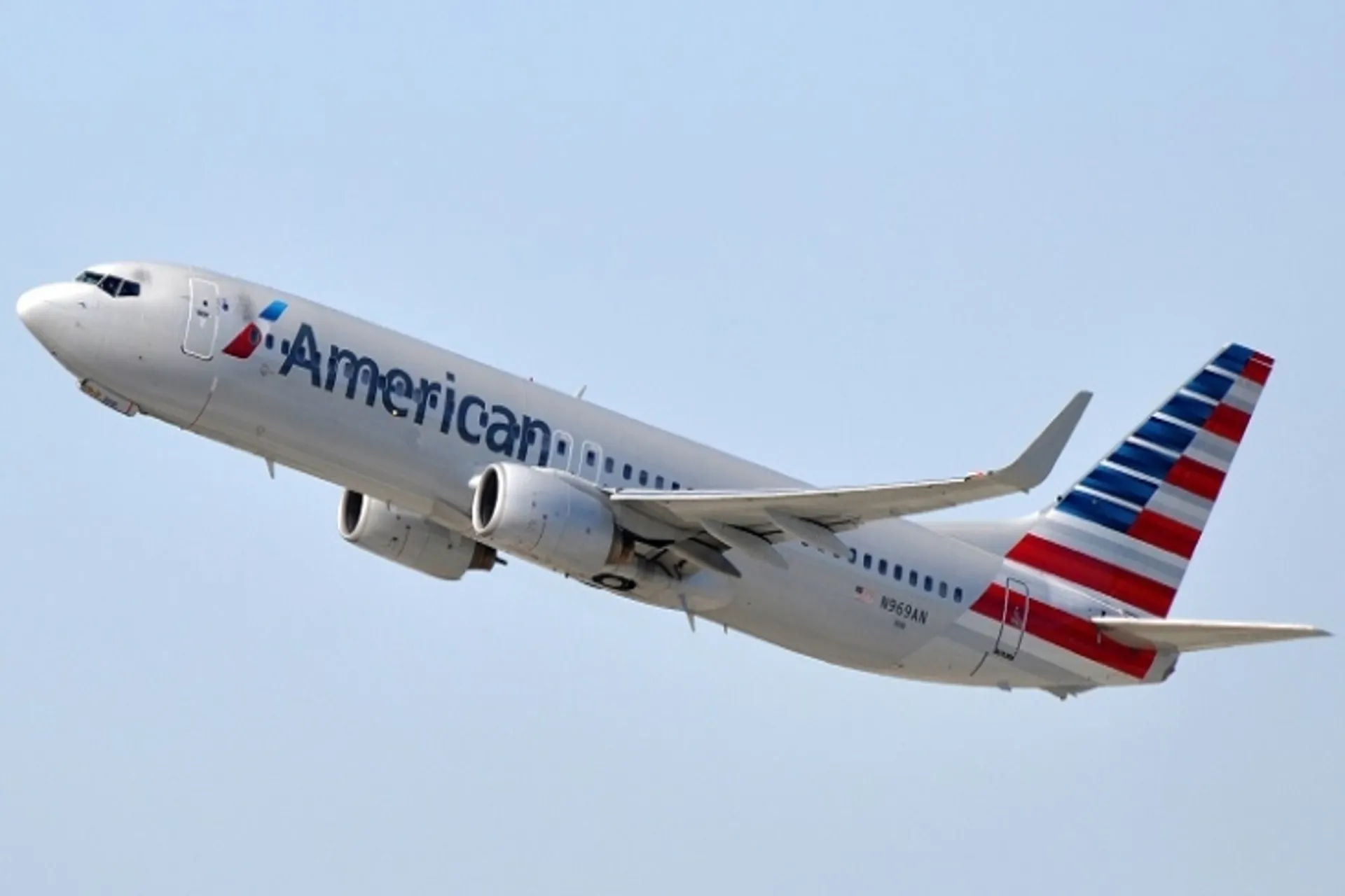American Airlines suspende rutas a causa de la escasez de pilotos 