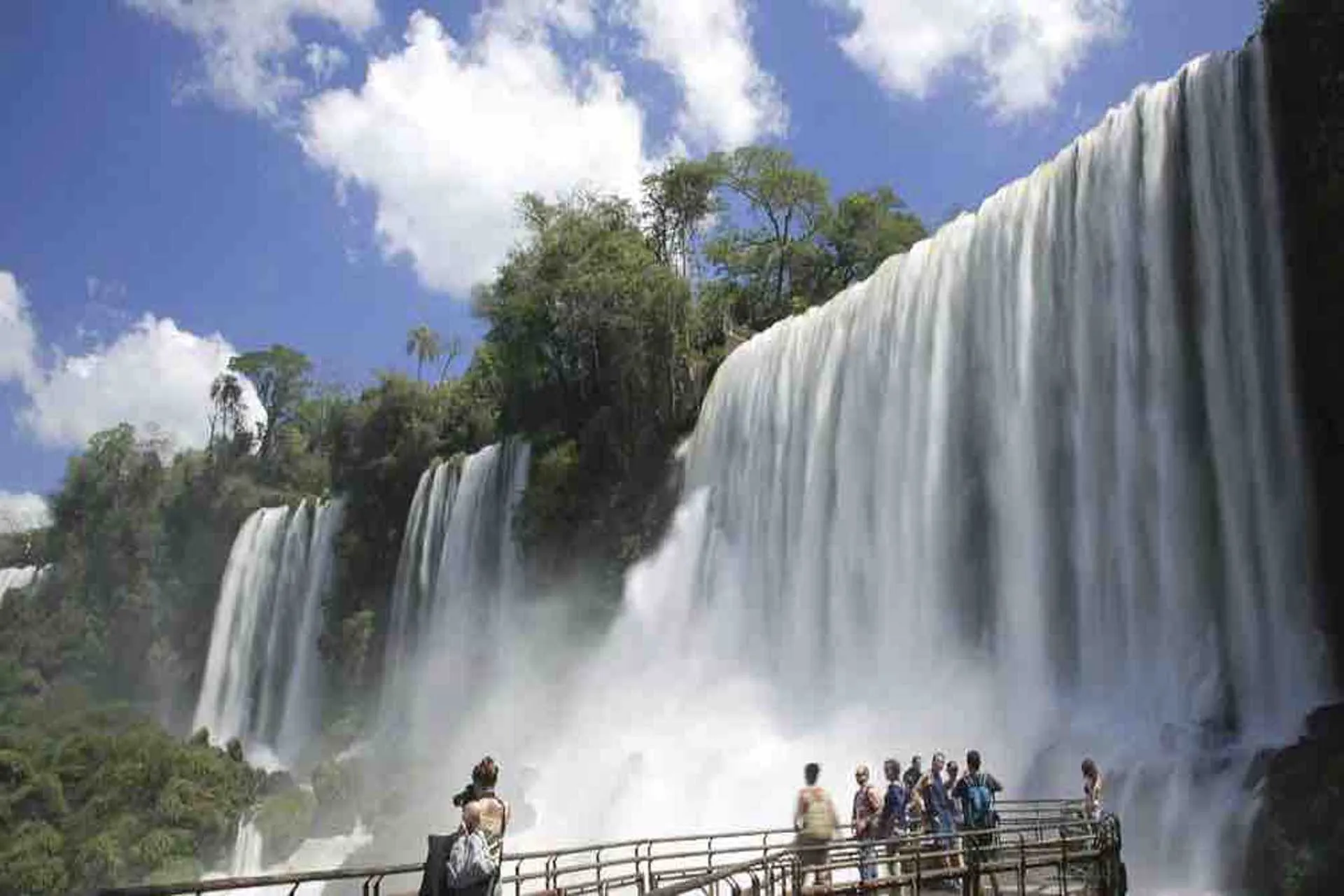 El año próximo habrá tres feriados con fines turísticos