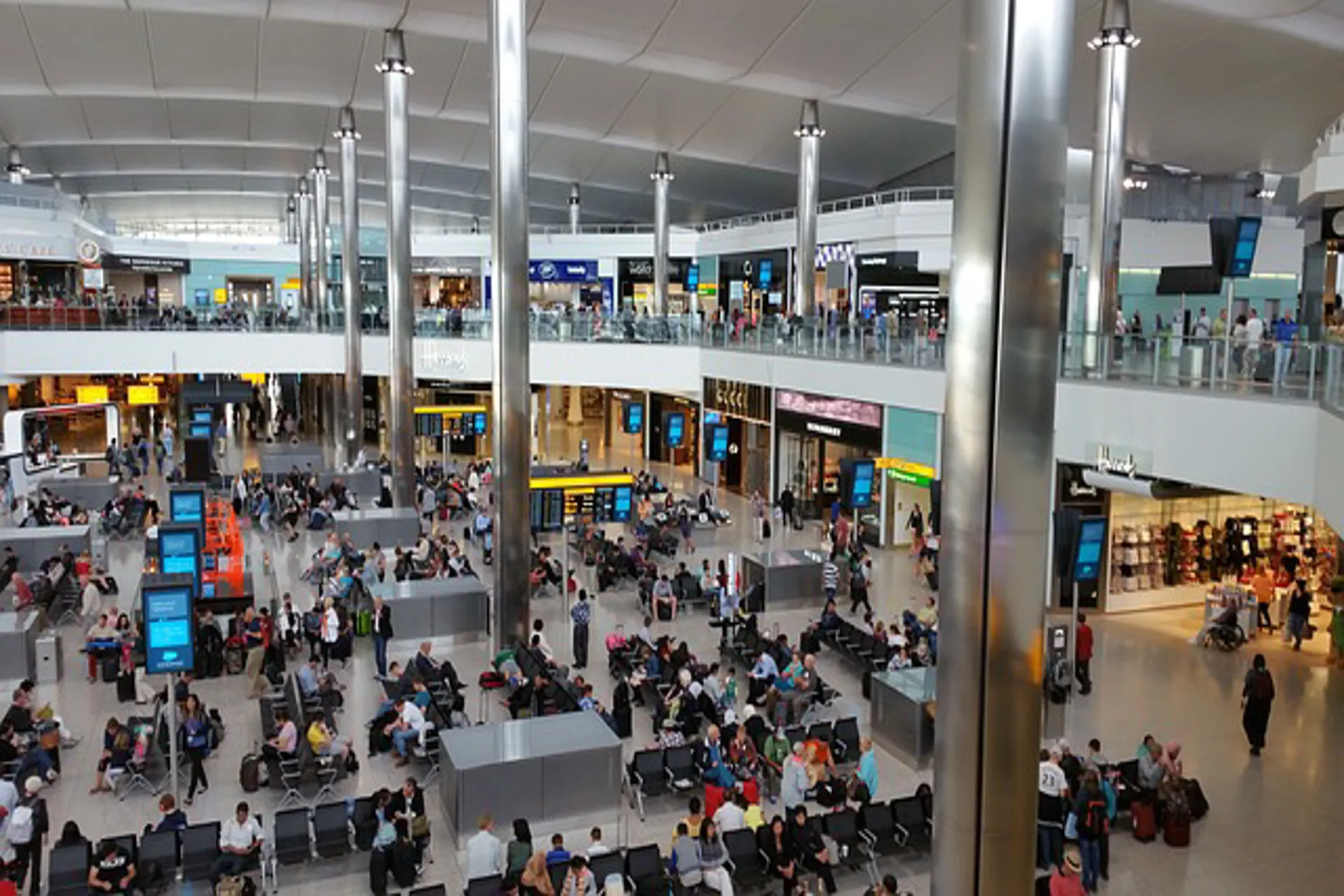 El aeropuerto Londres es el primero en levantar la regla de líquidos El aeropuerto Londres es el primero en levantar la regla de líquidos