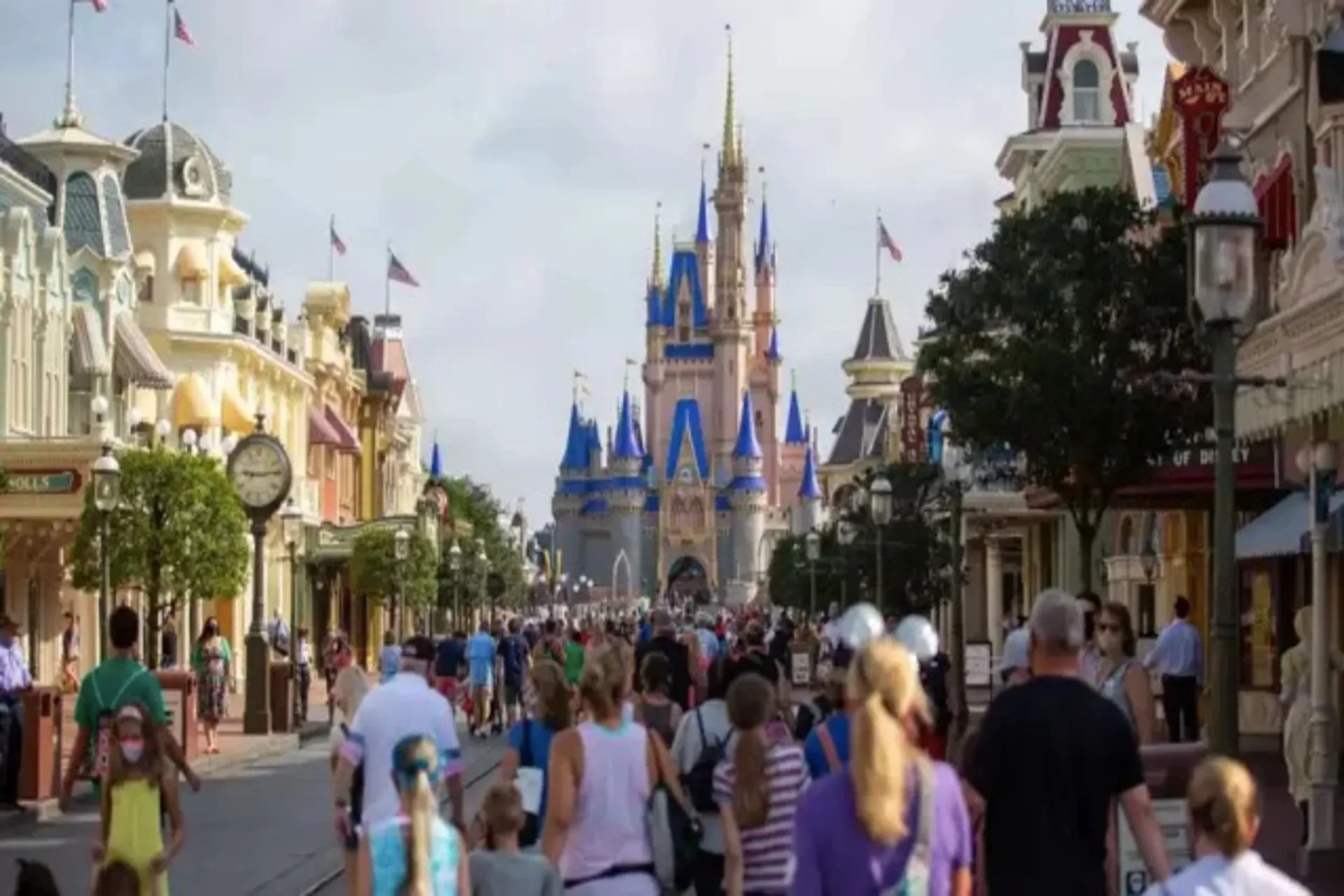 DeSantis amenaza con impuestos hoteleros y peajes en rutas a Disney