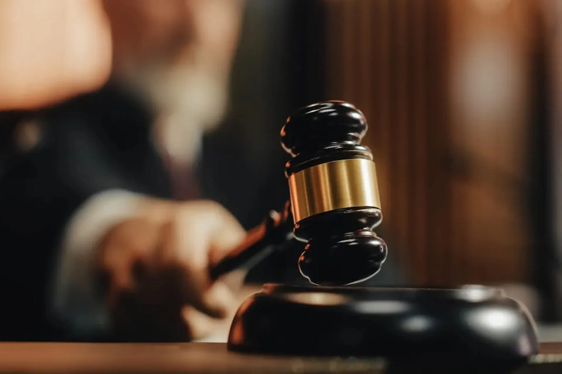 Disney demanda a Ron DeSantis para defender sus privilegios fiscales