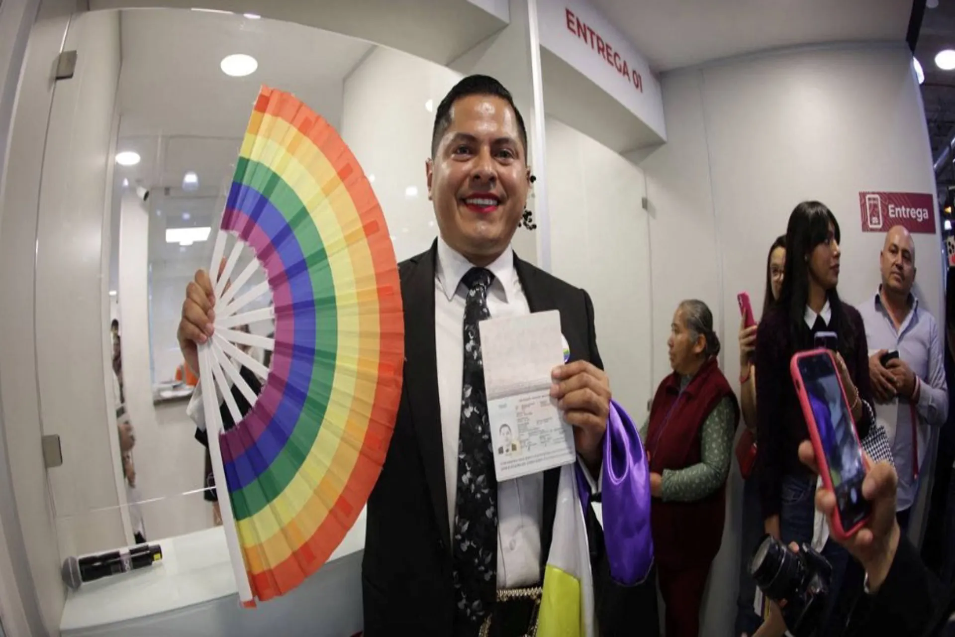 Nuevo pasaporte no binario de México genera polémica