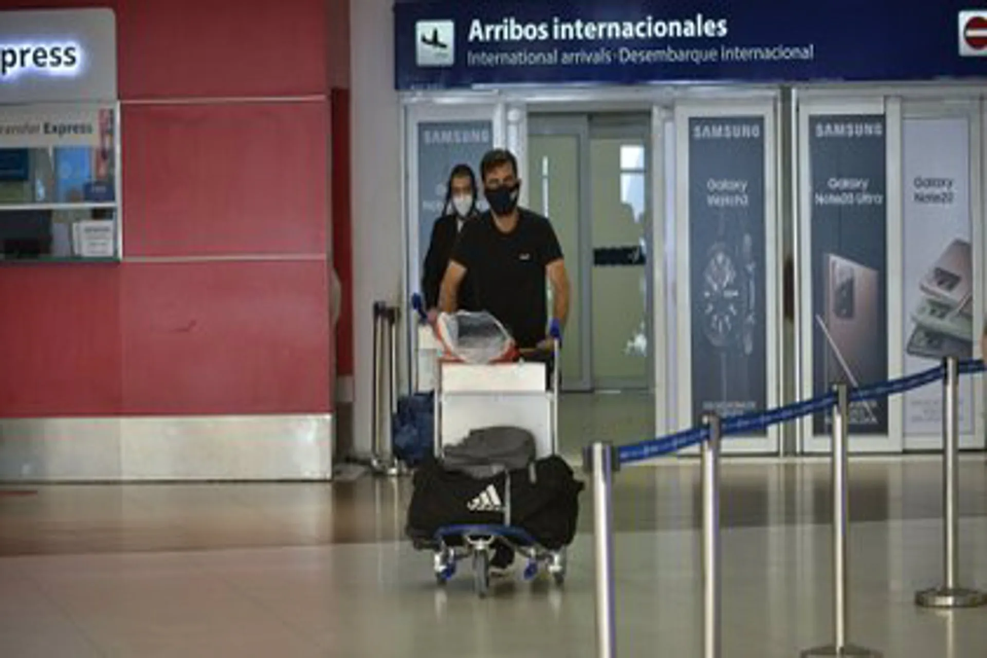 Arribó a Ezeiza el último vuelo autorizado procedente de UK